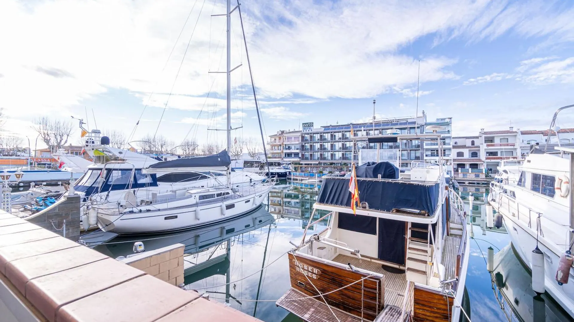 Apart-Rent Apartment Port Salins 0155 Empuriabrava 0*,  İspanya